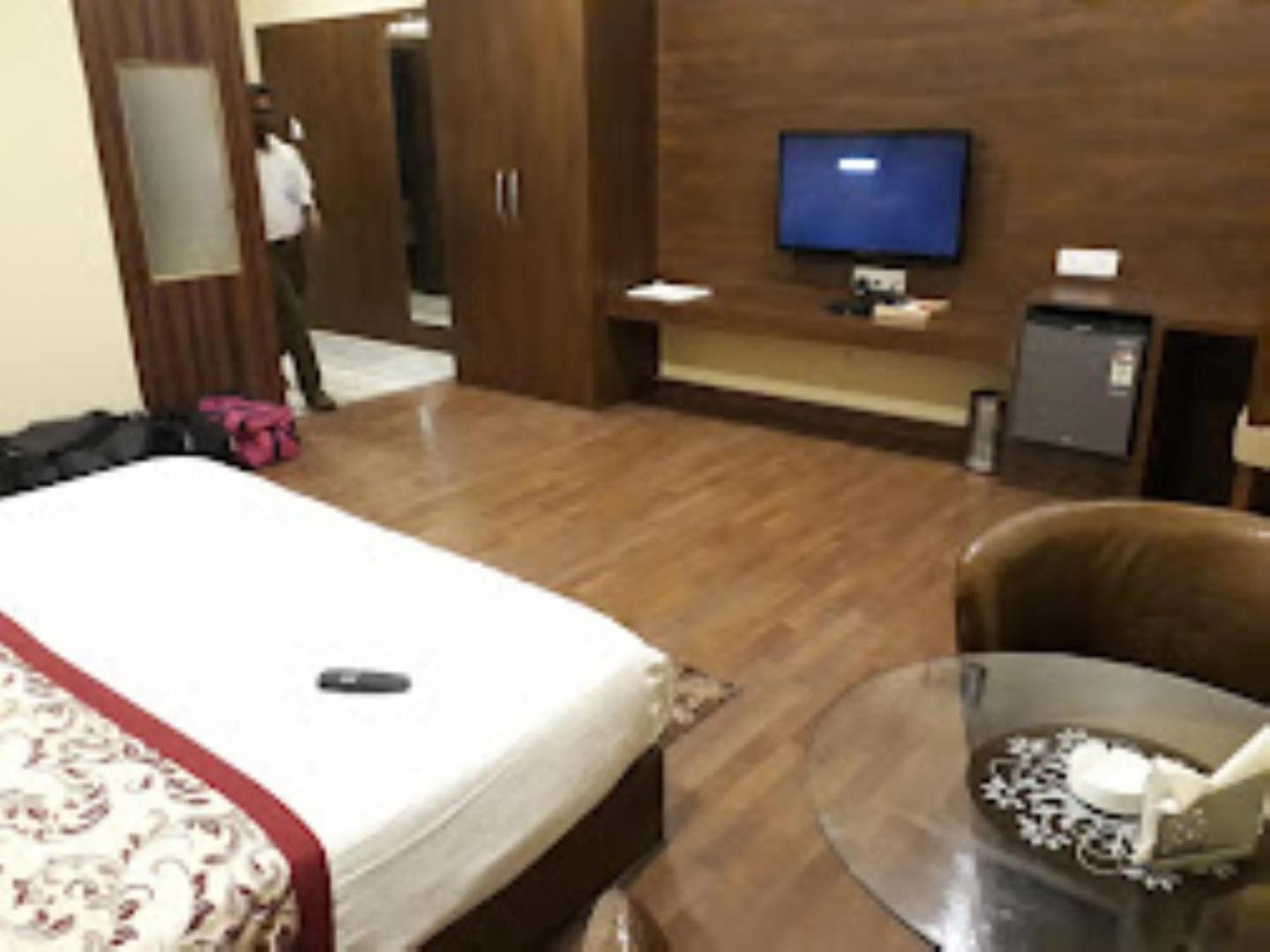 Hotel Saroj Sāgar מראה חיצוני תמונה